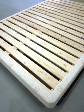 All-natural wood slatted foundation finished in organic cotton and wool